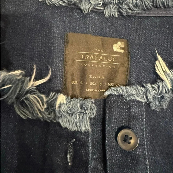 🧥✨ Zara Trafaluc Denim Jacket Women’s Small Raw Hem Distressed Button Up ✨🧥 - Picture 2 of 3